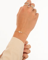 Gouden en zilveren kruisarmband