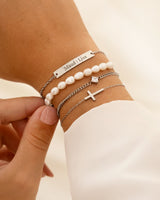 Gouden en zilveren kruisarmband