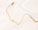 Gouden en zilveren kruisarmband