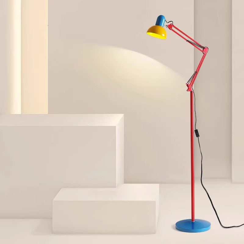 Compacte vloerlamp van ijzer met halve koepelscherm