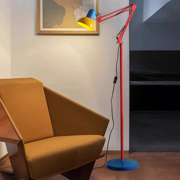 Compacte vloerlamp van ijzer met halve koepelscherm