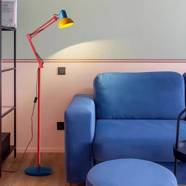 Compacte vloerlamp van ijzer met halve koepelscherm