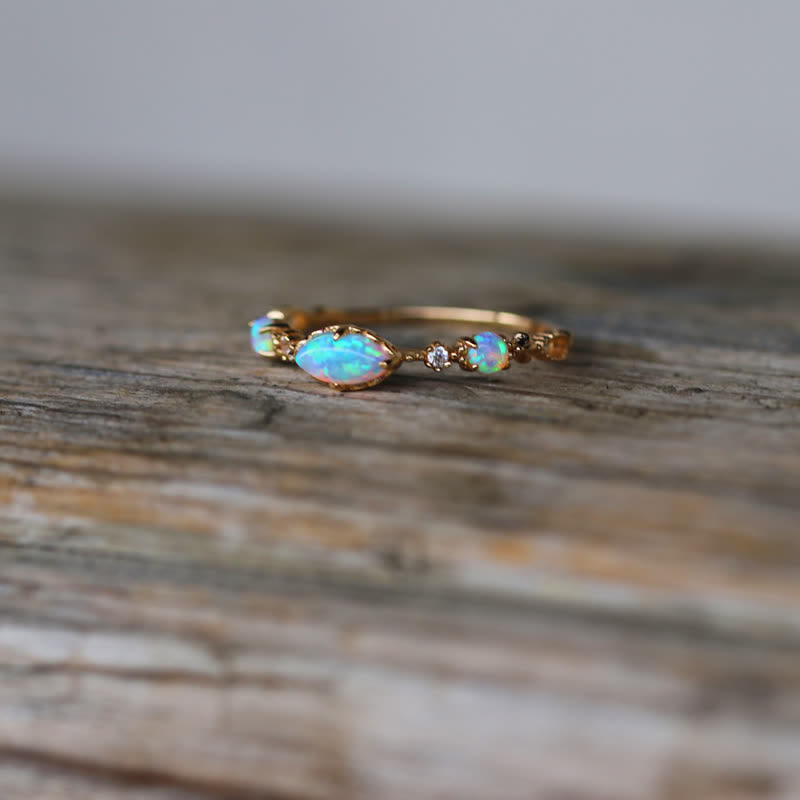 "Liefde en Eerlijkheid" - Opal Vintage Ring - Isabella