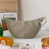 – Organiseren en stijlvol dragen met deze Half Moon Crossbody Tas