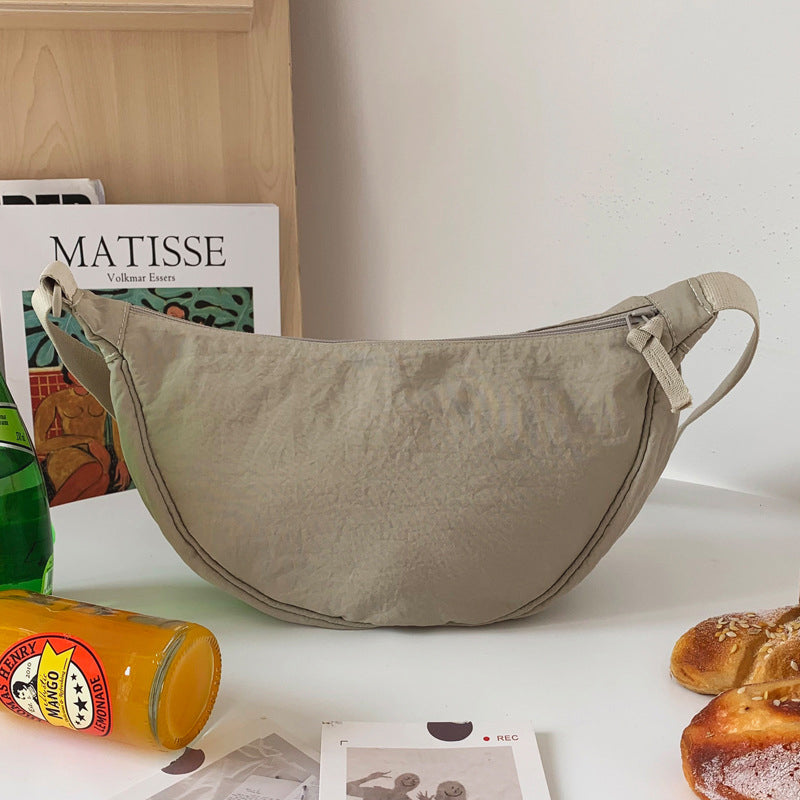 – Organiseren en stijlvol dragen met deze Half Moon Crossbody Tas