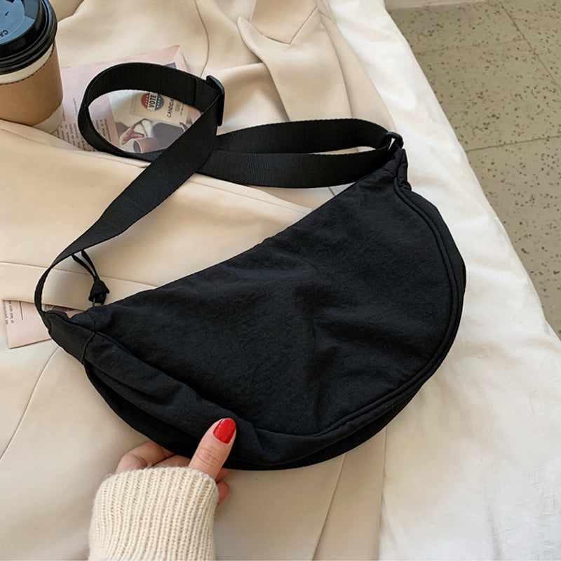 – Organiseren en stijlvol dragen met deze Half Moon Crossbody Tas