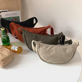 – Organiseren en stijlvol dragen met deze Half Moon Crossbody Tas