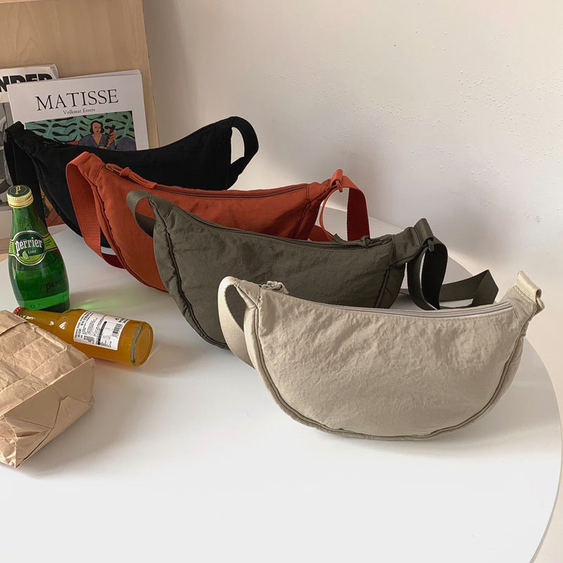 – Organiseren en stijlvol dragen met deze Half Moon Crossbody Tas