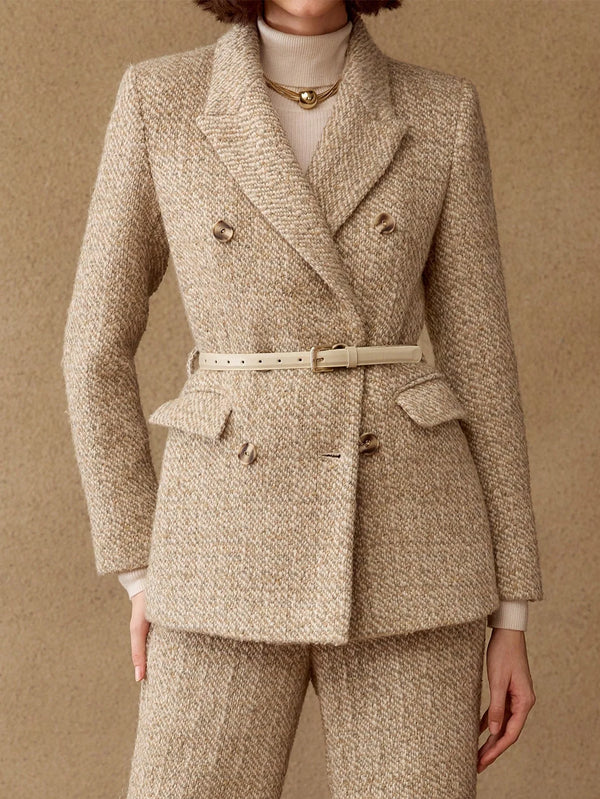 Dubbelrijige Blazer met Gespriem | Damespakken | Klassiek Tweedelig Pak met Modern Detail