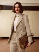 Dubbelrijige Blazer met Gespriem | Damespakken | Klassiek Tweedelig Pak met Modern Detail