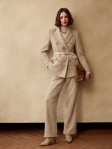 Dubbelrijige Blazer met Gespriem | Damespakken | Klassiek Tweedelig Pak met Modern Detail