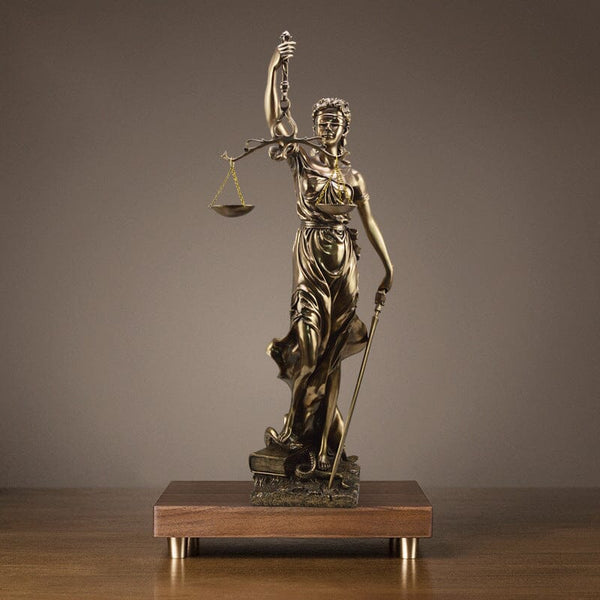 Decoratiestandbeeld van de Godin van de Gerechtigheid