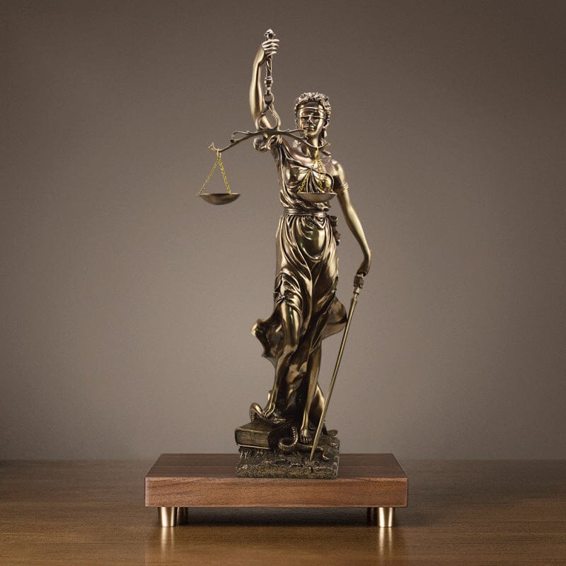 Decoratiestandbeeld van de Godin van de Gerechtigheid