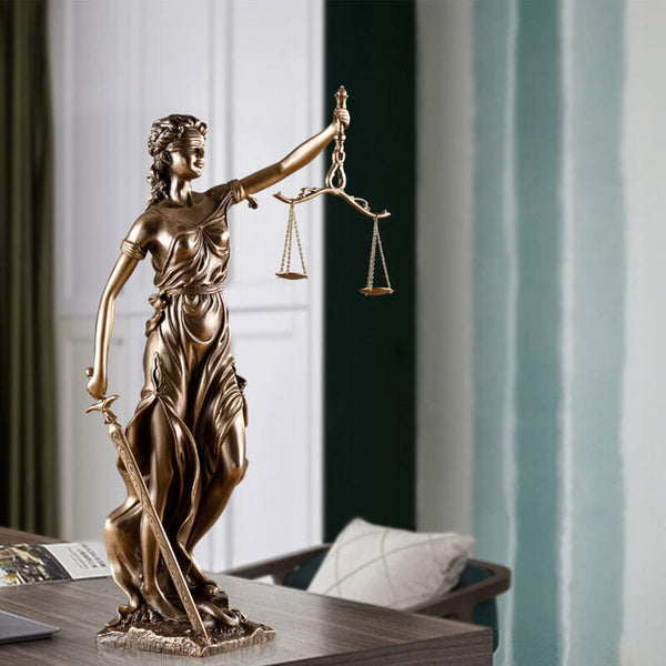 Decoratiestandbeeld van de Godin van de Gerechtigheid