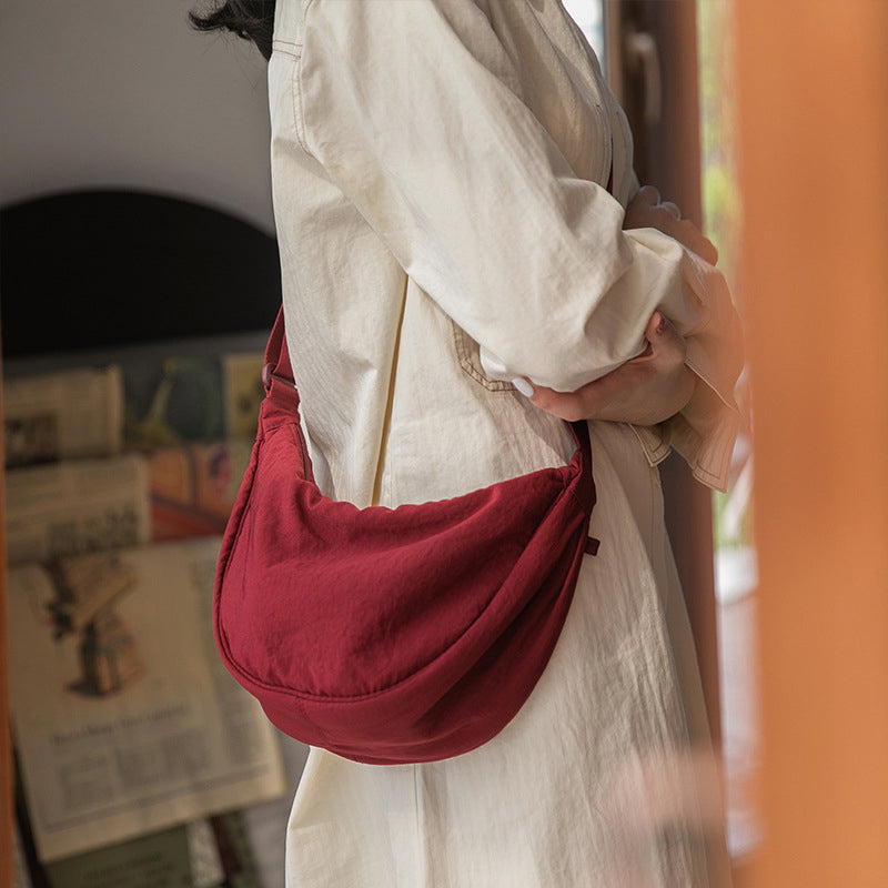 – Organiseren en stijlvol dragen met deze Half Moon Crossbody Tas