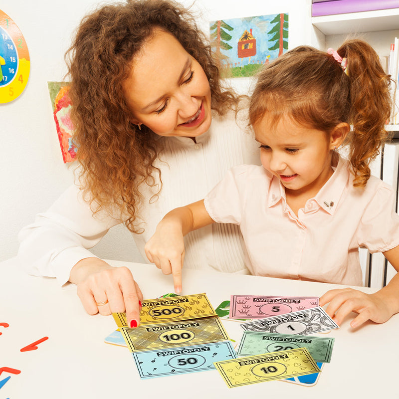 Muziekgebaseerd bordspel met songkaarten en Monopoly-geld voor spelavonden