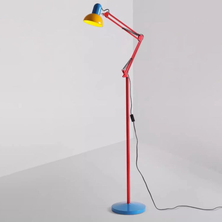 Compacte vloerlamp van ijzer met halve koepelscherm