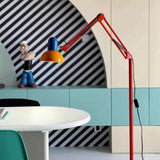 Compacte vloerlamp van ijzer met halve koepelscherm