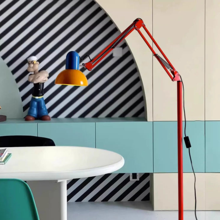 Compacte vloerlamp van ijzer met halve koepelscherm