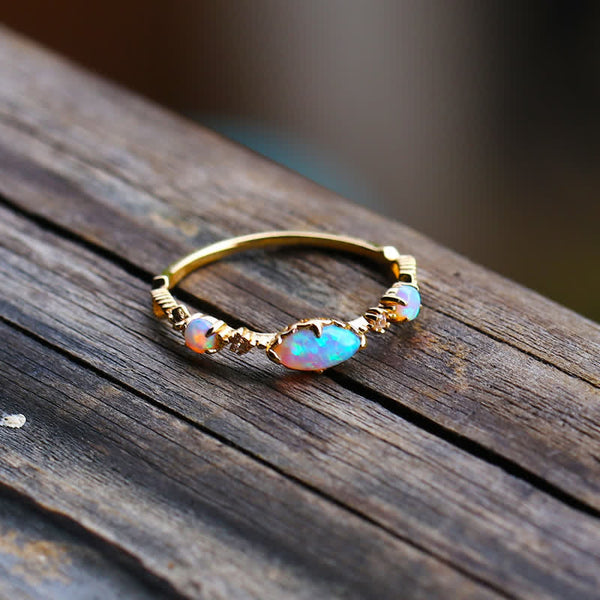 "Liefde en Eerlijkheid" - Opal Vintage Ring - Isabella