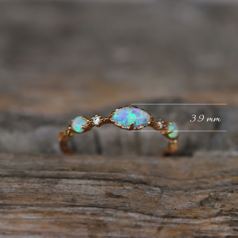 "Liefde en Eerlijkheid" - Opal Vintage Ring - Isabella