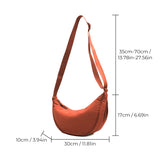 – Organiseren en stijlvol dragen met deze Half Moon Crossbody Tas
