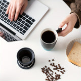 Handgemaakte Keramische Theemok met Zeef – Authentiek Design en Praktisch Gebruik