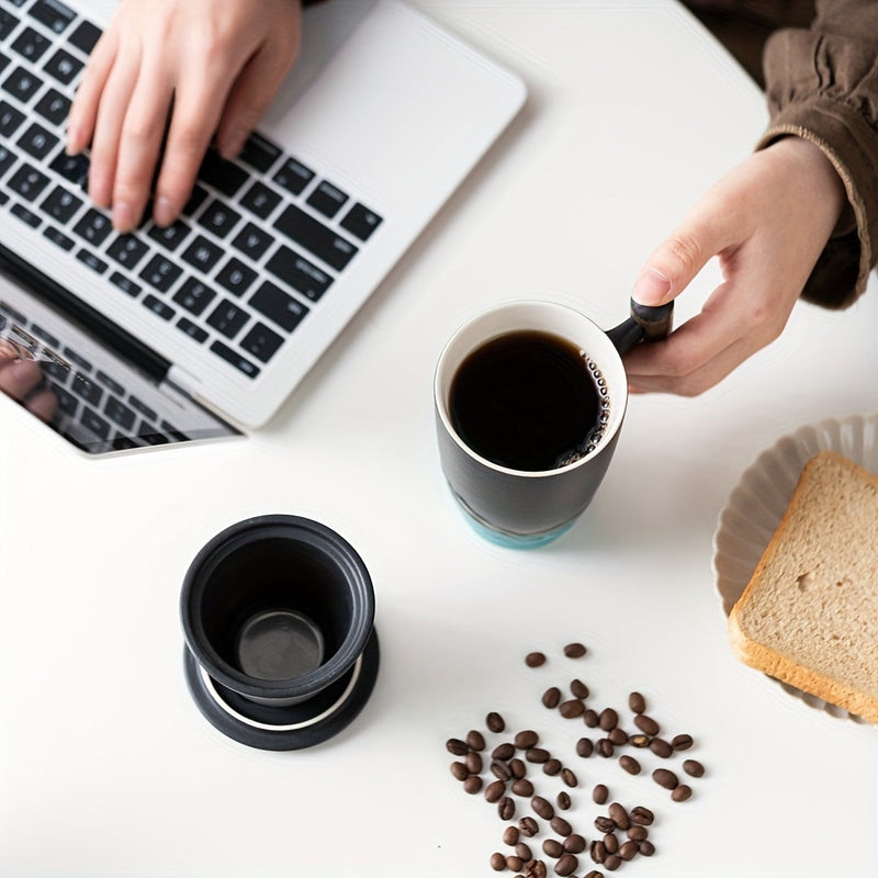 Handgemaakte Keramische Theemok met Zeef – Authentiek Design en Praktisch Gebruik
