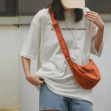 – Organiseren en stijlvol dragen met deze Half Moon Crossbody Tas