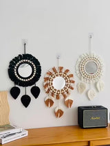 Boho Macramé Wandspiegel met Franjes – Decoratieve Spiegel met Kralen en Veren