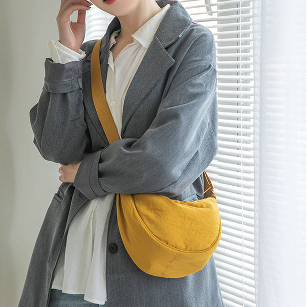 – Organiseren en stijlvol dragen met deze Half Moon Crossbody Tas