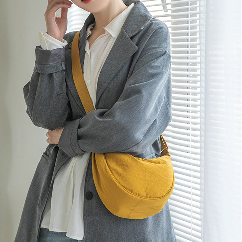 – Organiseren en stijlvol dragen met deze Half Moon Crossbody Tas