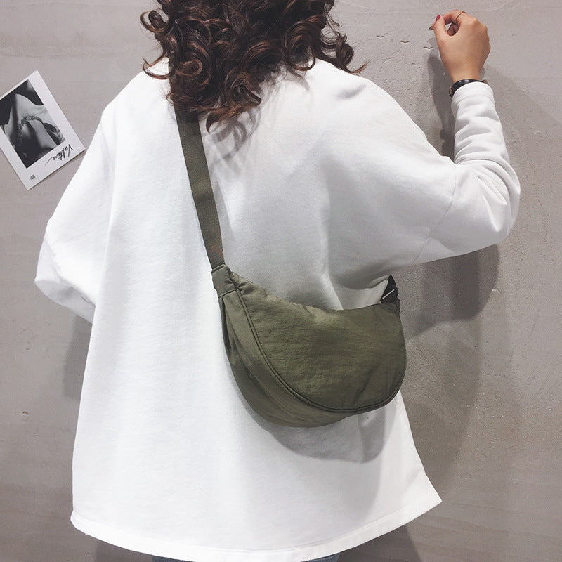 – Organiseren en stijlvol dragen met deze Half Moon Crossbody Tas