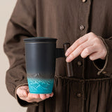 Handgemaakte Keramische Theemok met Zeef – Authentiek Design en Praktisch Gebruik