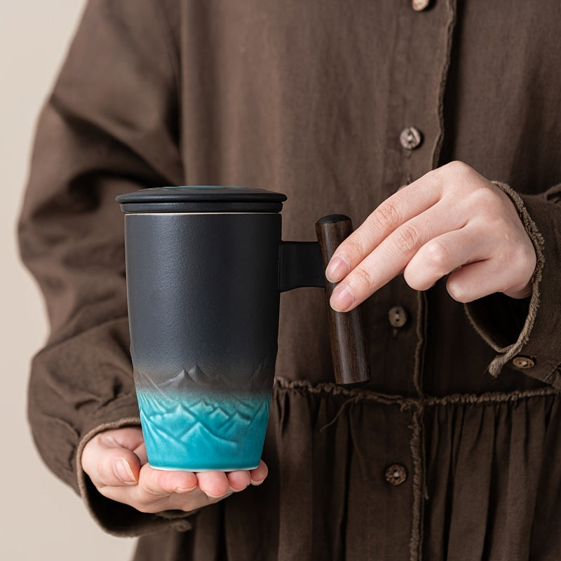 Handgemaakte Keramische Theemok met Zeef – Authentiek Design en Praktisch Gebruik