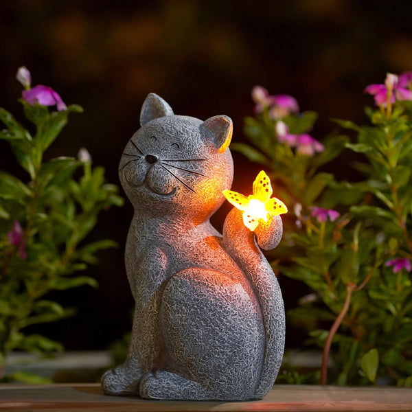 Betoverende Kat met Vlinder - Sfeervol Licht voor je Tuin