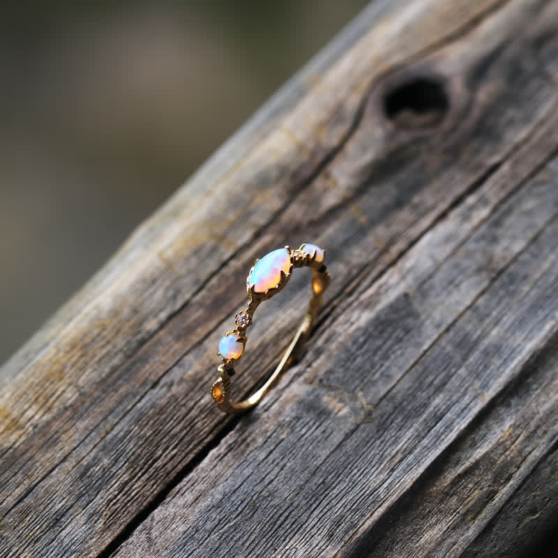 "Liefde en Eerlijkheid" - Opal Vintage Ring - Isabella