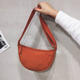 – Organiseren en stijlvol dragen met deze Half Moon Crossbody Tas