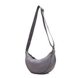 – Organiseren en stijlvol dragen met deze Half Moon Crossbody Tas