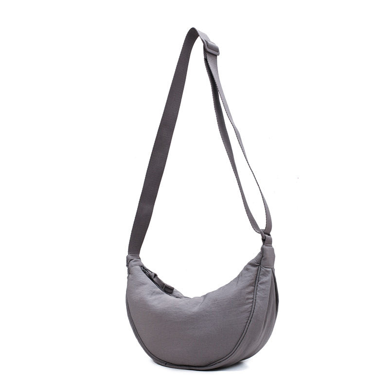 – Organiseren en stijlvol dragen met deze Half Moon Crossbody Tas