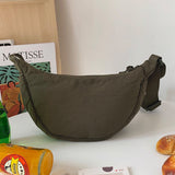 – Organiseren en stijlvol dragen met deze Half Moon Crossbody Tas