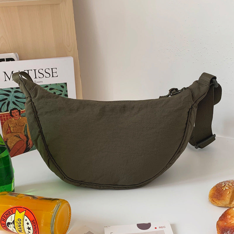 – Organiseren en stijlvol dragen met deze Half Moon Crossbody Tas