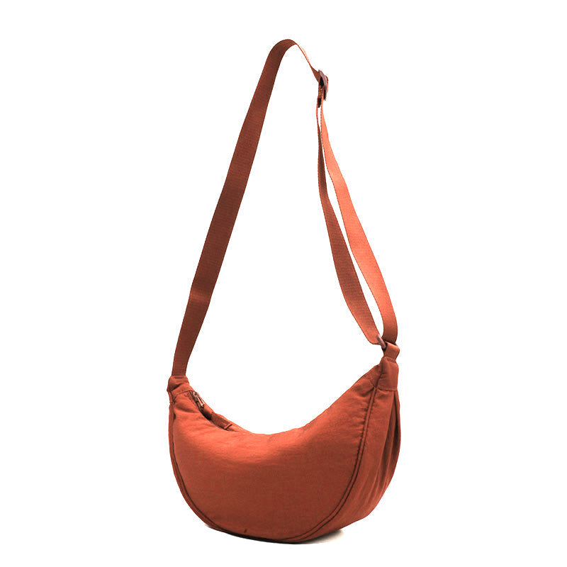 – Organiseren en stijlvol dragen met deze Half Moon Crossbody Tas