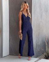 Audriana | Zomerse Kanten Jumpsuit voor Dames | Kanten Mouwloze Jumpsuit met Diepe V-hals | Avondoutfit | Sexy en Geraffineerd | Flatterend Silhouet | Katoen en Polyester | Verkrijgbaar in Kleuren: Wit, Zwart, Rood, Donkerblauw, Maten S-2XL