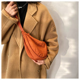 – Organiseren en stijlvol dragen met deze Half Moon Crossbody Tas