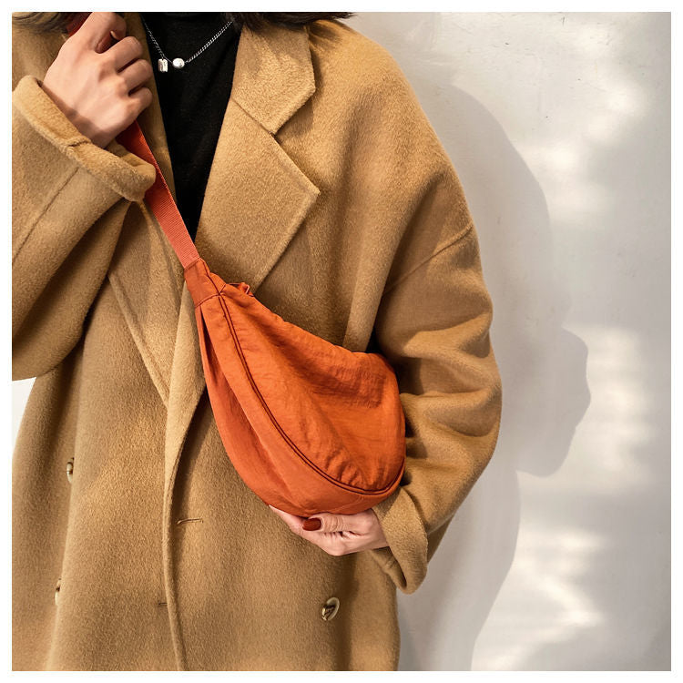 – Organiseren en stijlvol dragen met deze Half Moon Crossbody Tas