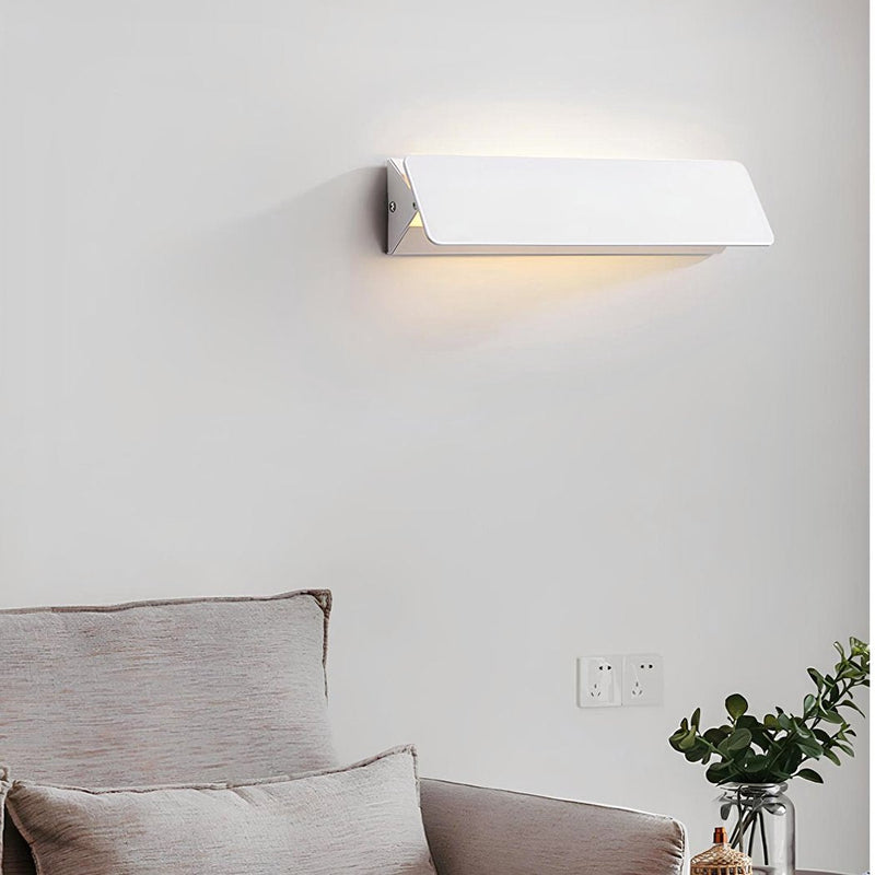 FlexiGlow Moderne Witte Wandlamp – Verstelbare Klep voor Perfecte Lichtspreiding