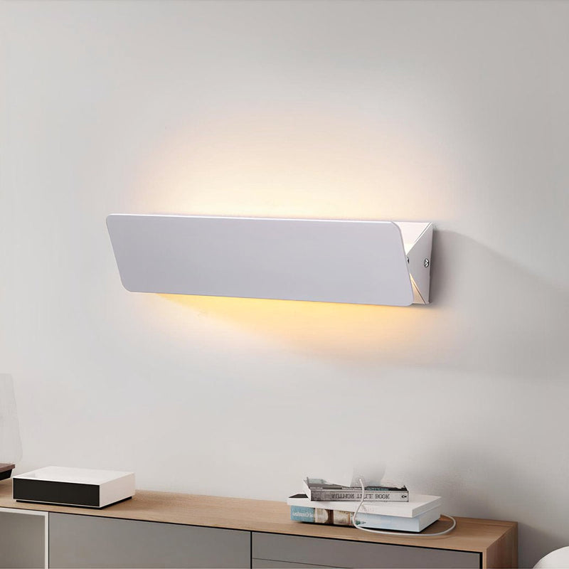FlexiGlow Moderne Witte Wandlamp – Verstelbare Klep voor Perfecte Lichtspreiding