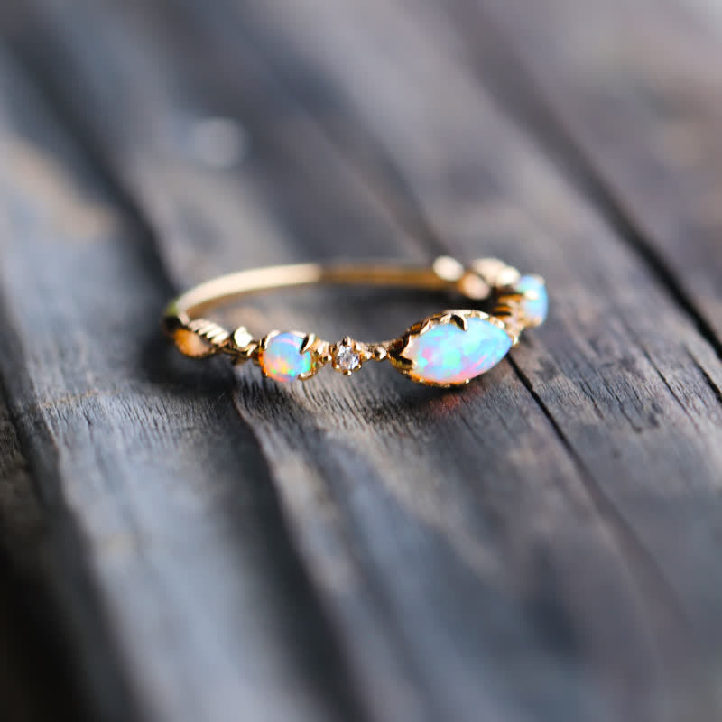"Liefde en Eerlijkheid" - Opal Vintage Ring - Isabella
