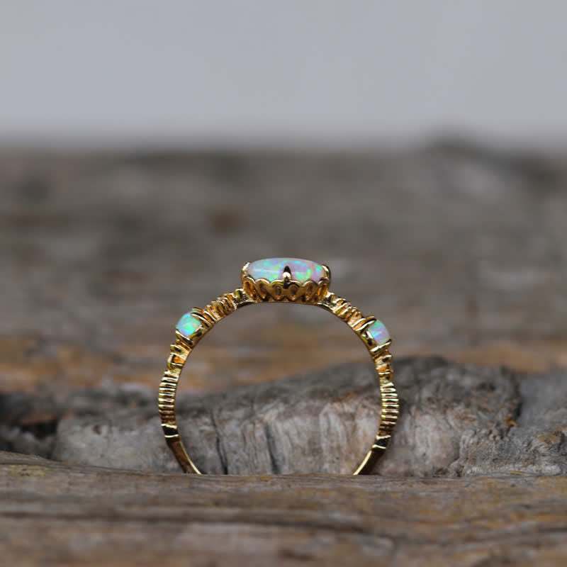 "Liefde en Eerlijkheid" - Opal Vintage Ring - Isabella
